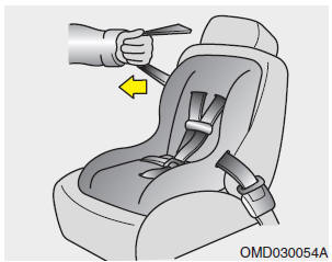 Hyundai Accent: Using a child restraint system. 3. Pull the shoulder portion of the seat belt all the way out. When the shoulder