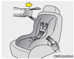 Hyundai Accent: Using a child restraint system. 4. Slowly allow the shoulder portion of the seat belt to retract and listen for