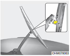 Hyundai Accent: Blade replacement. 2. Install the new blade assembly by inserting the center part into the slot