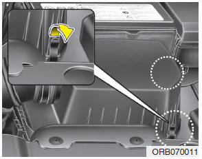 Hyundai Accent: Air cleaner. 1. Loosen the air cleaner cover attaching clips and open the cover.